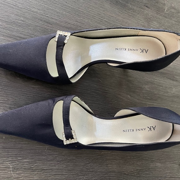 Navy Anne Klein heals size 8 1/2 - Picture 1 of 4